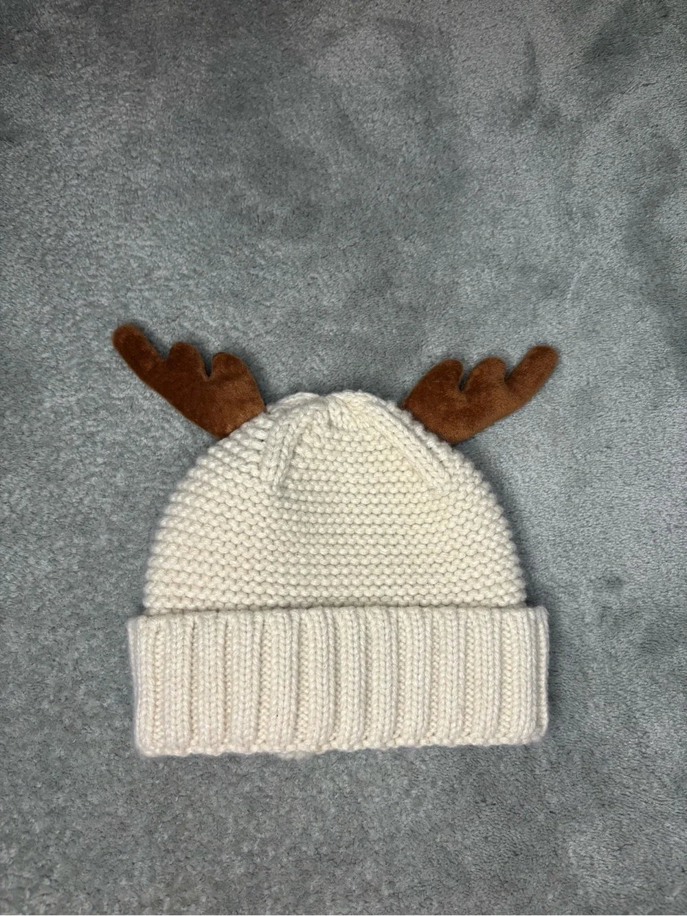 Toddler OS. Cream beanie hat with reindeer antlers.